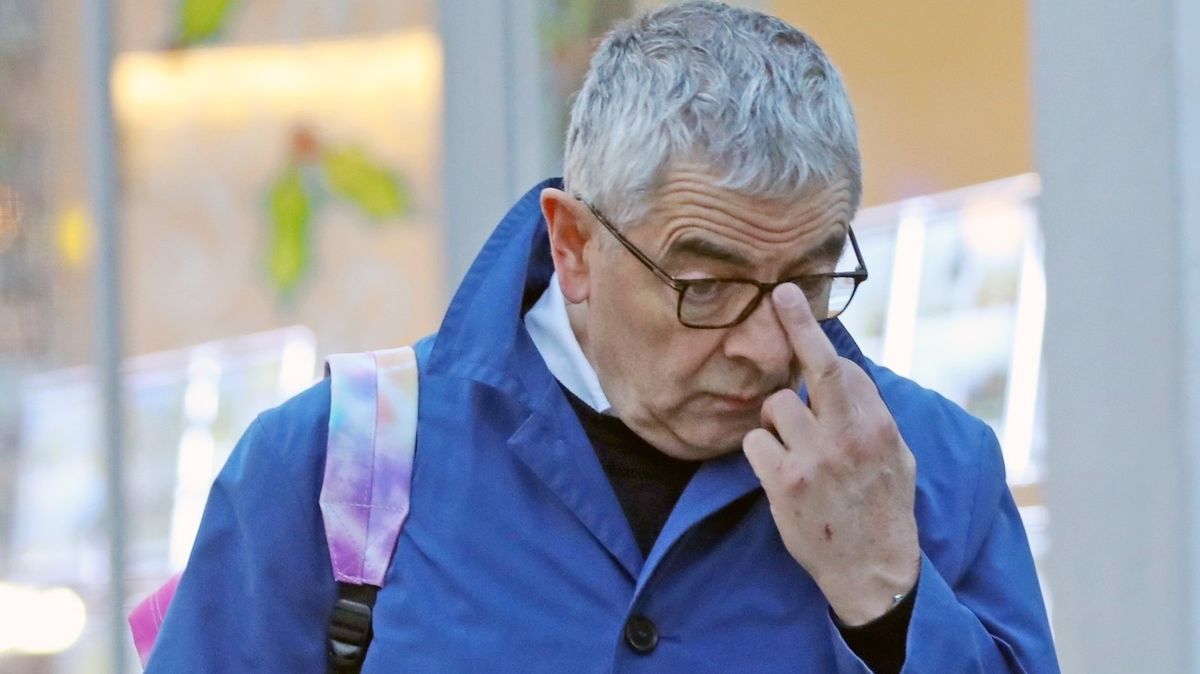 Velmi neslušný Mr. Bean v ulicích Londýna: Nedopatření, nebo geniální vzkaz pro paparazzi?