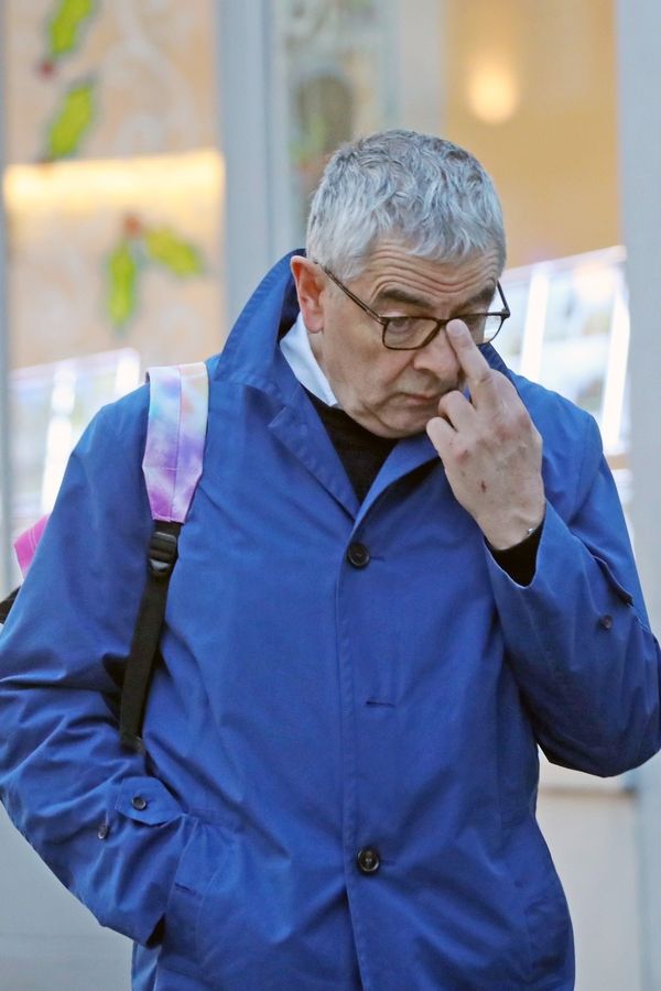 Velmi neslušný Mr. Bean v ulicích Londýna: Nedopatření, nebo geniální vzkaz pro paparazzi?  - fotka 1/1