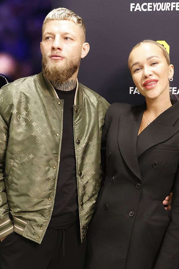 Jiří Procházka schovával těhotnou partnerku, Nela Slováková dorazila výjimečně oblečená: Oktagon plný hvězdných jmen - fotka 1/1