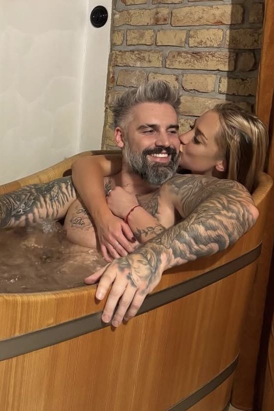 Bývalý muž roku, který dostal podmínku za lákání nahých fotek od čtrnáctileté dívky, má novou lásku. To je ona! - fotka 1/1