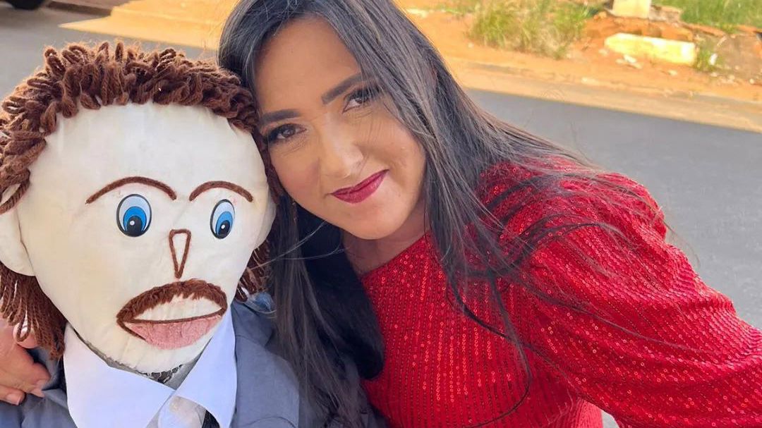 Žena, která si vzala hadrového panáka, čeká čtvrté dítě. Pohlaví odhalila při splachování záchodu a hadráka čeká vasektomie