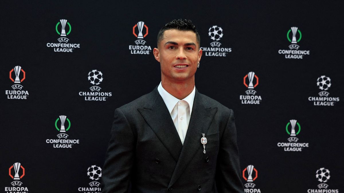 Tohle není člověk! Cristiano Ronaldo zbořil internet fotkou jen v trenkách po sauně. Tomu nemůže být 40, šílí fanoušci