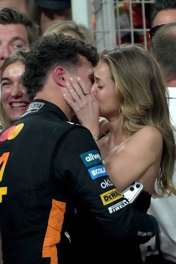 Mistr světa Lando Norris si hýčká tuhle sexy modelku: Vášnivý polibek i něžné foto. Portugalka randila i s fotbalistou - fotka 1/1