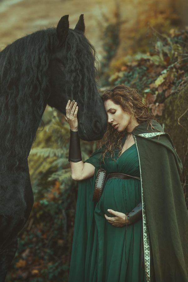 Rostoucí bříško ji neodradí ani od odvážného focení: Takhle to Olze Lounové sluší v těhotenství před objektivem  - fotka 1/1