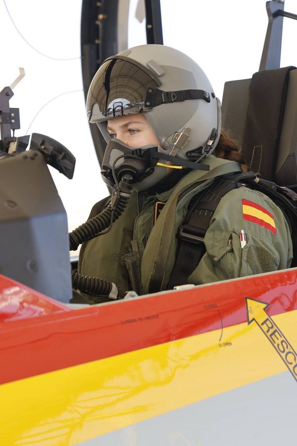 Je prostě úžasná: Španělská princezna Leonor sama pilotovala letoun! Přepsala dějiny a dojala tatínka krále - fotka 1/1