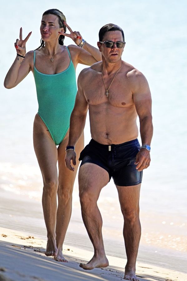 Mark Wahlberg (53) a jeho žena tasili svaly na Barbadosu: Hejtři si na jejich fotkách v plavkách tentokrát nesmlsnou! - fotka 1/1