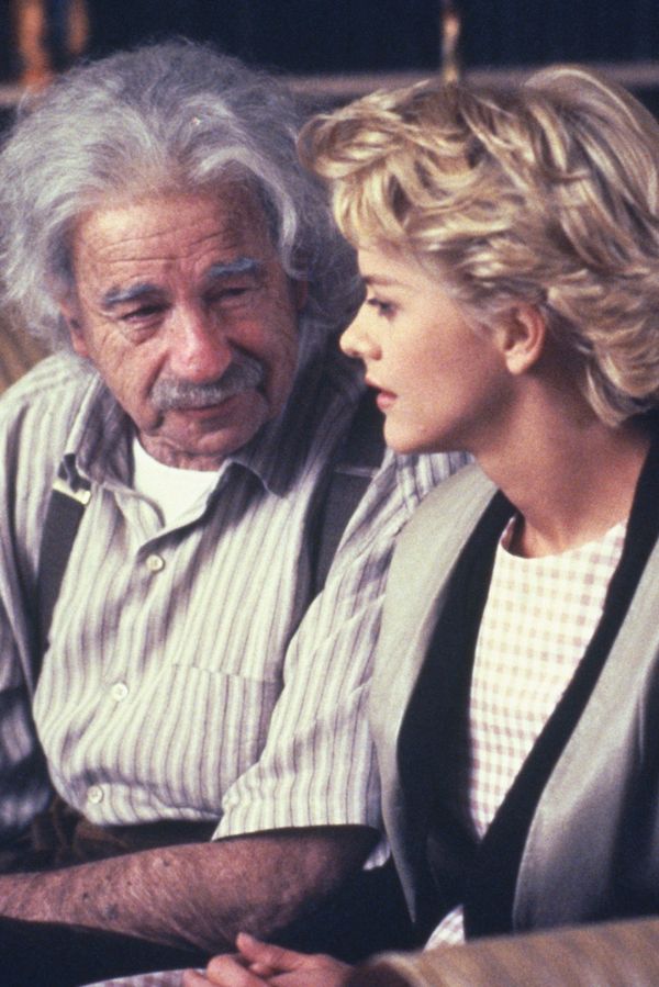 Albert Einstein jako roztržitý dohazovač. Se skutečným géniem toho filmový strýček Meg Ryan moc společného nemá - fotka 1/1
