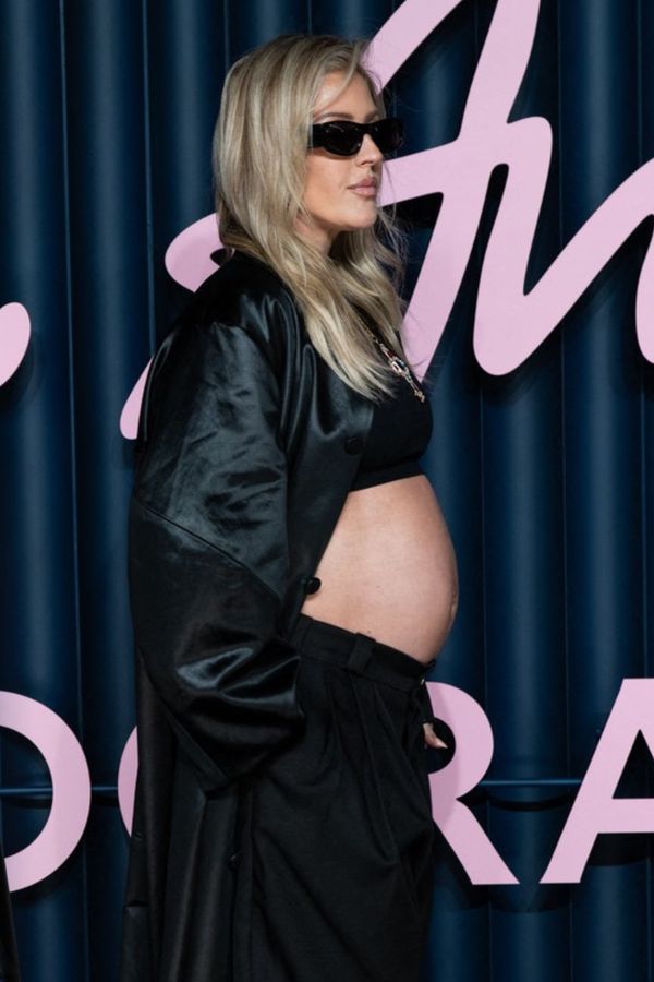 Dítě na cestě! Zářivá Ellie Goulding odhalila těhotenské bříško. S mladším partnerem jsou spolu od léta - fotka 1/1