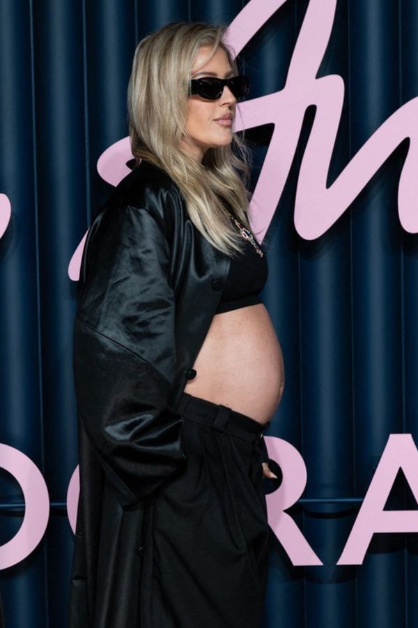 Dítě na cestě! Zářivá Ellie Goulding odhalila těhotenské bříško. S mladším partnerem jsou spolu od léta - fotka 1/1