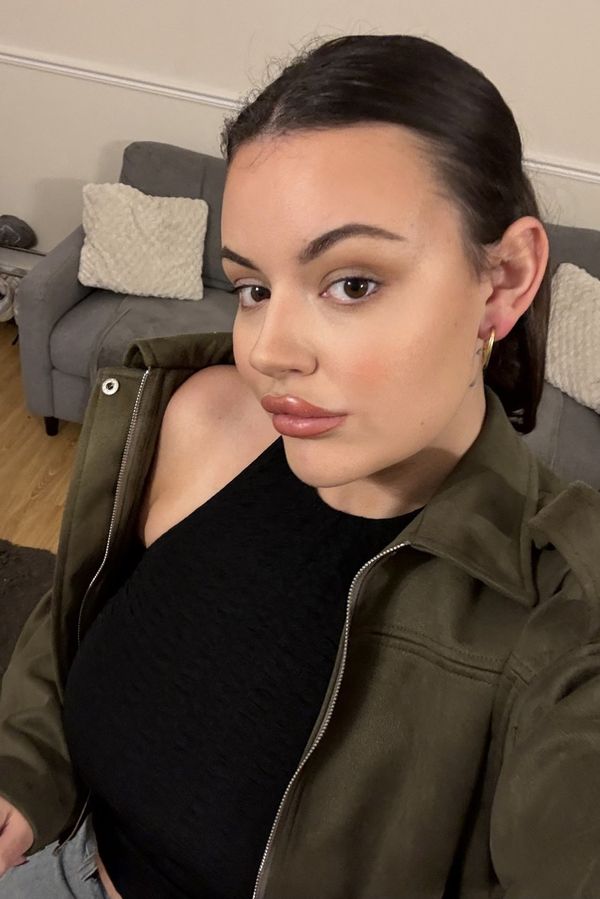 Radši si zajde na nehty, než aby kupovala dětem drahé dárky: Brunetka to za nákupy v sekáči pěkně schytala - fotka 1/1