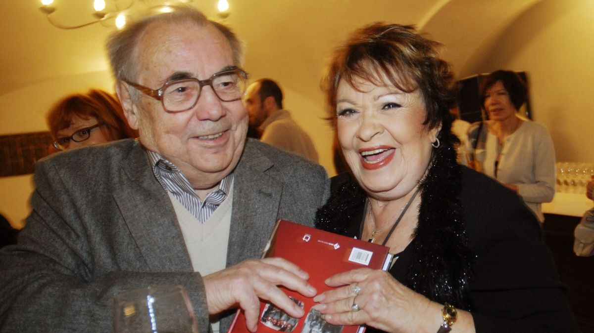 Otec televizního seriálu chránil své dílo před okupanty s vesly v rukou. O jeho smrti věděli novináři dřív než manželka