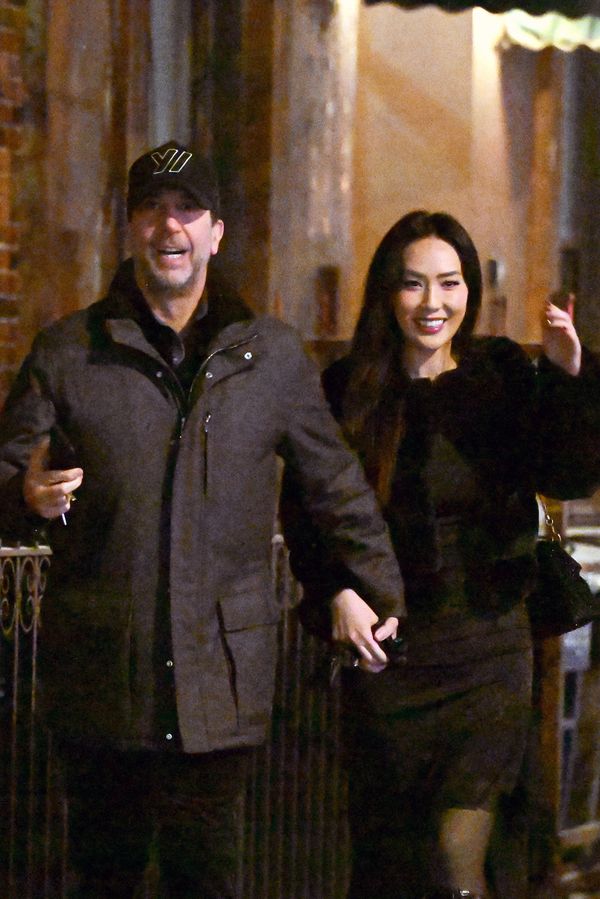 Našel Ross z Přátel tu pravou? S o třicet let mladší krásnou studentkou mu to klape i po roce - fotka 1/1