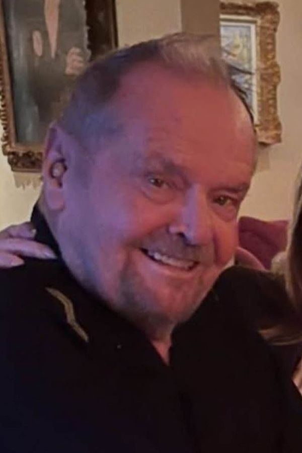 Unikátní záběry: Samotář Jack Nicholson (88) spatřen téměř po roce při večeři s dětmi. A vypadá báječně! - fotka 1/1