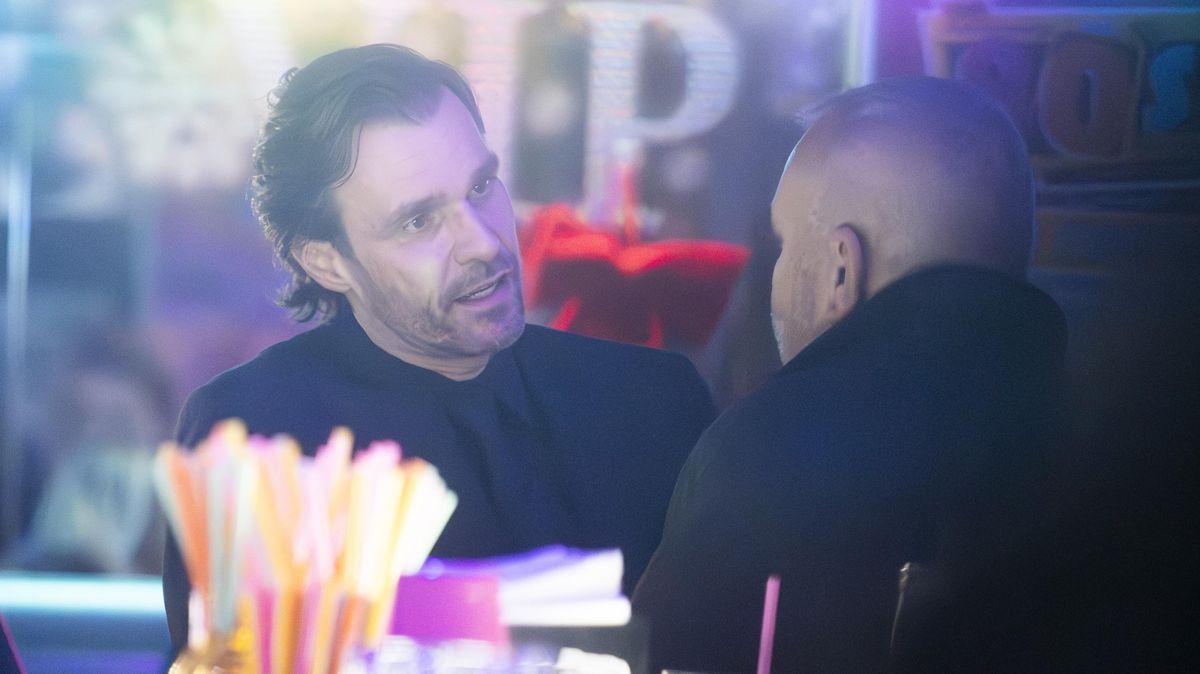 Kar Patrika Hezuckého: Mejdan ve dvou barech, Nikola šla z náruče do náruče, Mareš jen na nealku a dorazili Bacheloři