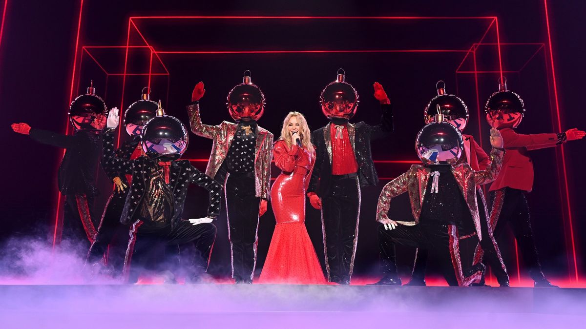 Přeslazené kostýmy Santy a hudba jako od AI: Kylie Minogue to schytala za vánoční píseň. Přesto vede vánoční žebříčky