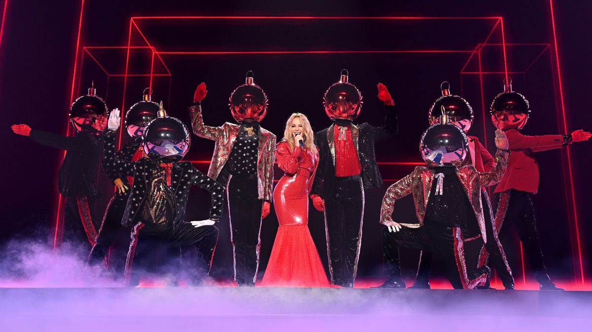 Přeslazené kostýmy Santy a hudba jako od AI: Kylie Minogue to schytala za vánoční píseň. Přesto vede vánoční žebříčky