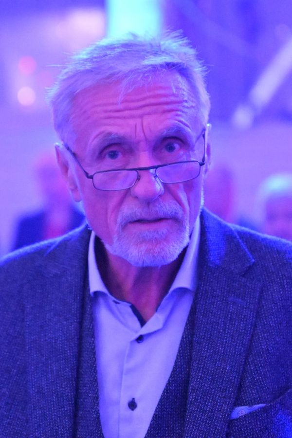 Expremiér Mirek Topolánek promluvil o náladě ve společnosti: Jeho slova si spousta lidí za rámeček nedá - fotka 1/1