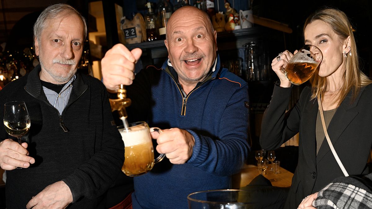 Poslední mejdan hvězd před Vánoci: Lítaly panáky, pivo i víno! Odvázal se Michal David i další známé tváře