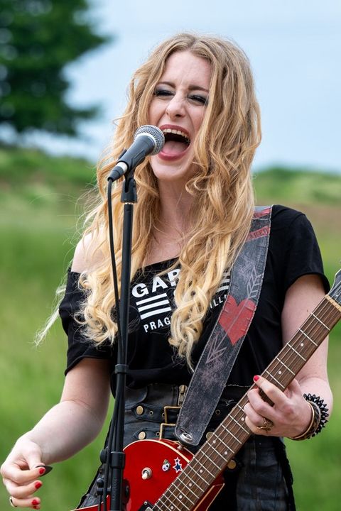 Před 12 lety vyhrála SuperStar. Zpěvačka řádí v novém klipu. Rázný zákaz od táty. Měla jsem strach, přiznala           