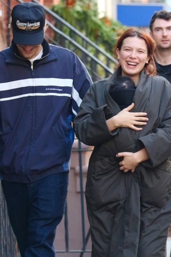 Takhle spokojená je Jedenáctka ze Stranger Things v roli mámy: Millie vyrazila na špacír s manželem a adoptovanou dcerou - fotka 1/1