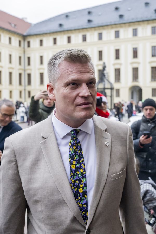 Filip Turek se k prezidentovi vyšňořil: Brož se lvem, rozkvetlá louka a drahé hodinky zaujaly víc než to, co říkal - fotka 1/1