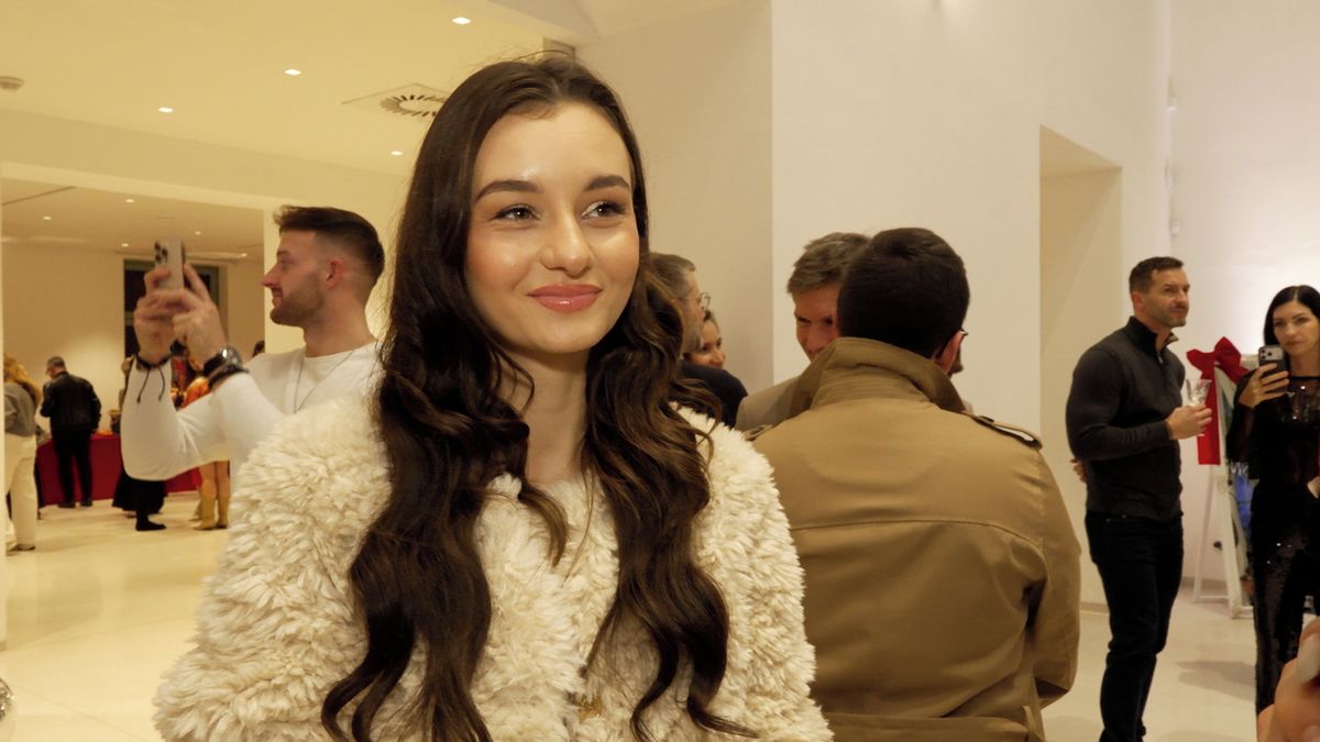 Do společnosti vyrazila jen v nočním prádle! Julie Hojdyszová se snažila vyzývavý model maskovat