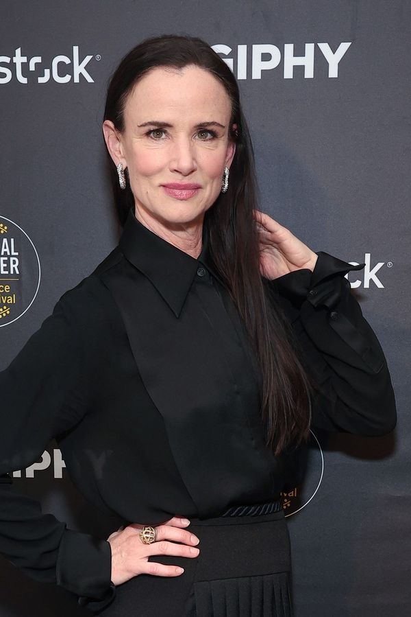 Herečka získala hlavní roli, ale ne lidskou: V bizarním filmu hraje židli. Sexuální scéna nechybí - fotka 1/1