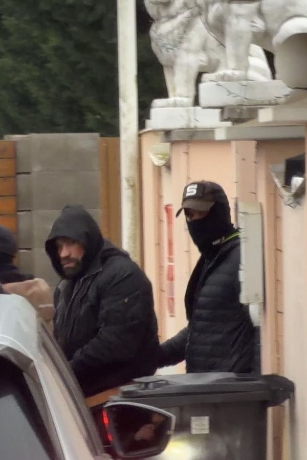 Policejní razie u Karlose Vémoly. Maskovaného zápasníka vyvedli v poutech! - fotka 1/1