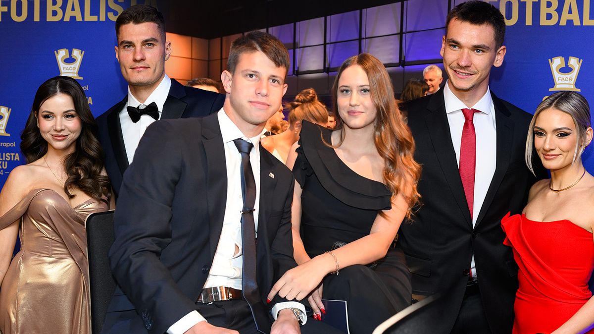 Partnerky hvězdných českých fotbalistů na společné dovolené v Dubaji! Krásky předvedly top těla v bikinách