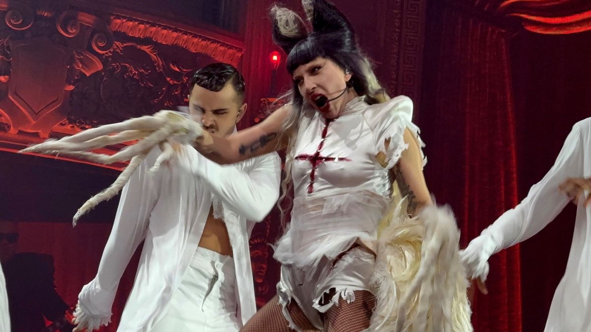 Tanečník neustál kluzký povrch z deště a svezl se dolů z pódia. Lady Gaga musela přerušit koncert