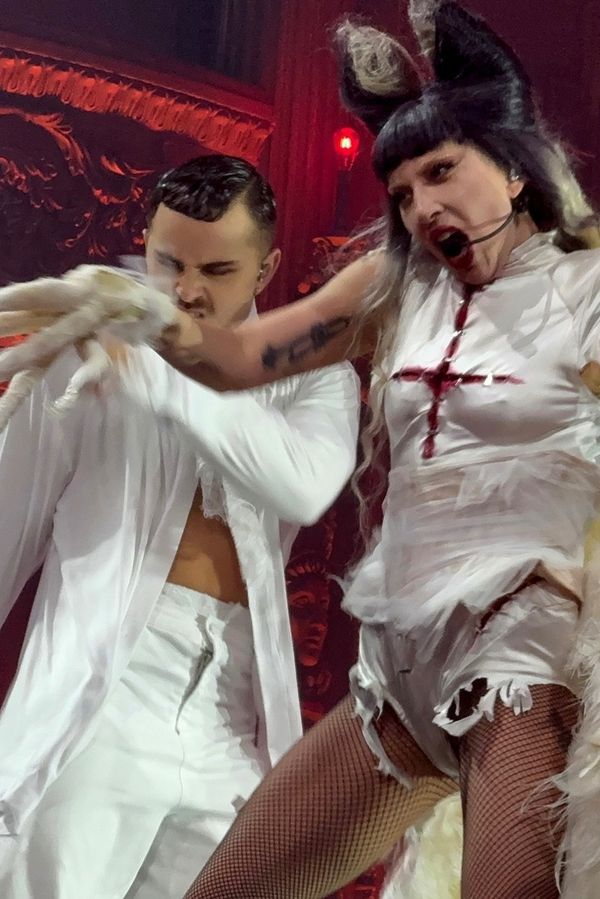 Tanečník neustál kluzký povrch z deště a svezl se dolů z pódia. Lady Gaga musela přerušit koncert - fotka 1/1