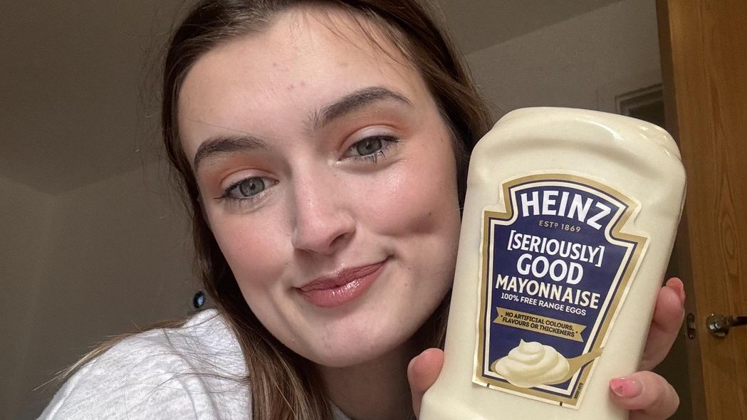 Šli byste k ní na večeři? Dívka je závislá na majonéze. Nosí si ji v kabelce a za rok spotřebuje 150 balení
