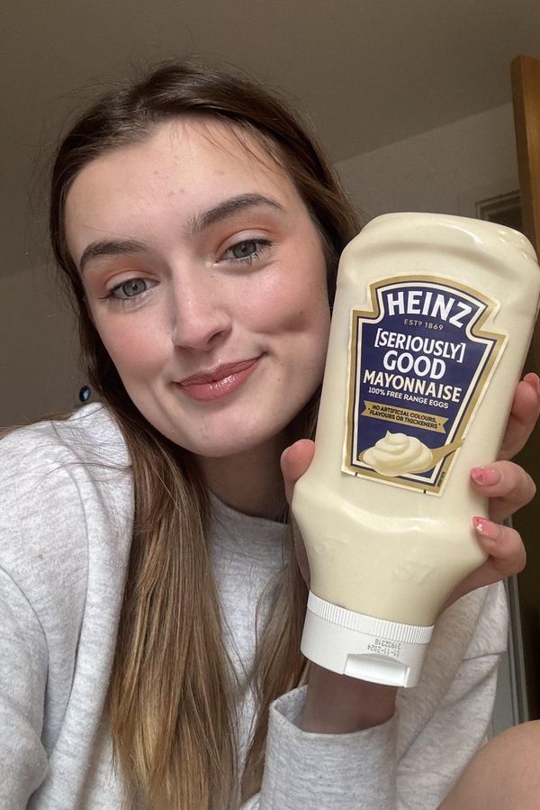 Šli byste k ní na večeři? Dívka je závislá na majonéze. Nosí si ji v kabelce a za rok spotřebuje 150 balení  - fotka 1/1