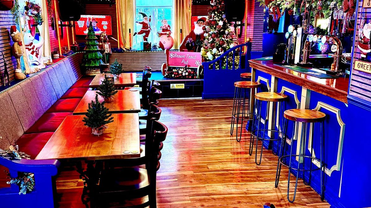 Chlapík zaplatil 192 tisíc za vánoční výzdobu do místního baru. Reakce zákazníků ho ale nepotěšila