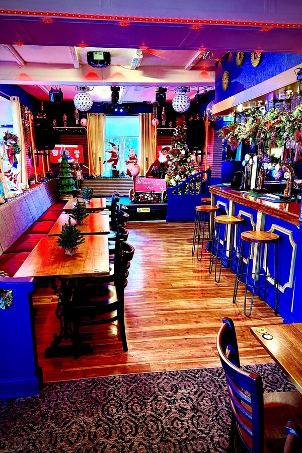 Chlapík zaplatil 192 tisíc za vánoční výzdobu do místního baru. Reakce zákazníků ho ale nepotěšila  - fotka 1/1