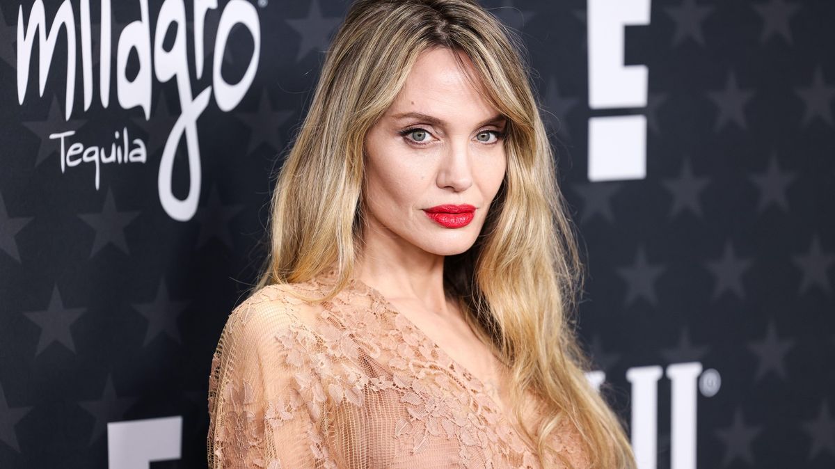 Angelina Jolie se rozhodla poprvé ukázat jizvy po mastektomii. Pak přišla studená sprcha