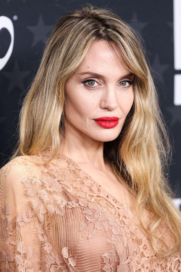 Angelina Jolie se rozhodla poprvé ukázat jizvy po mastektomii. Pak přišla studená sprcha - fotka 1/1