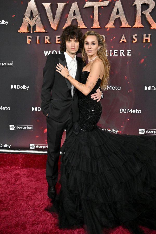 Miley Cyrus je zasnoubená! Vypadá jako máma s patnáctiletým synem, hodnotí lidé. A ťali i do nejbolestivějšího místa - fotka 1/1