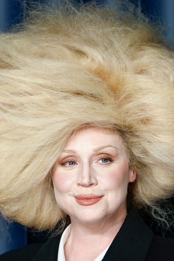 Jako by usnula s hlavou v tryskovém motoru: Herečka ze Hry o trůny nasadila výstřední paruku. Do taxíku se s ní nevešla - fotka 1/1