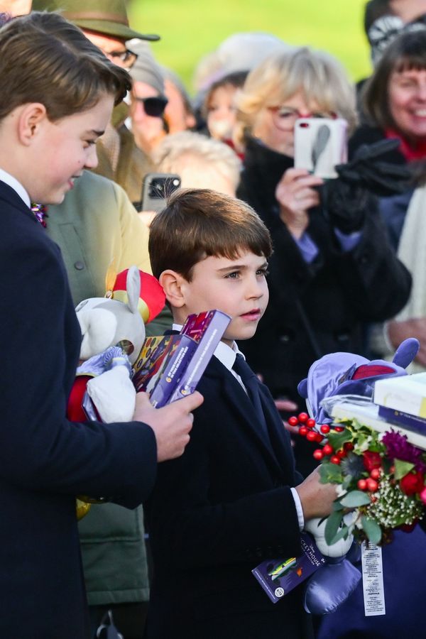 Malý Louis má dobrůtky rád. Princ k sobě na mši opět strhl pozornost, dostal nejvíc dárků a jeden ukradl tátovi!  - fotka 1/1