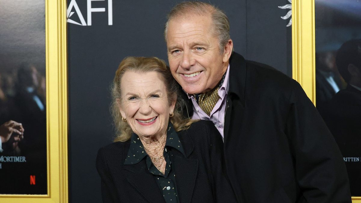 Poznáváte hollywoodský pár? Herci z Pomády bylo 21, když se zamiloval do skoro čtyřicetileté kolegyně. Jsou spolu 45 let