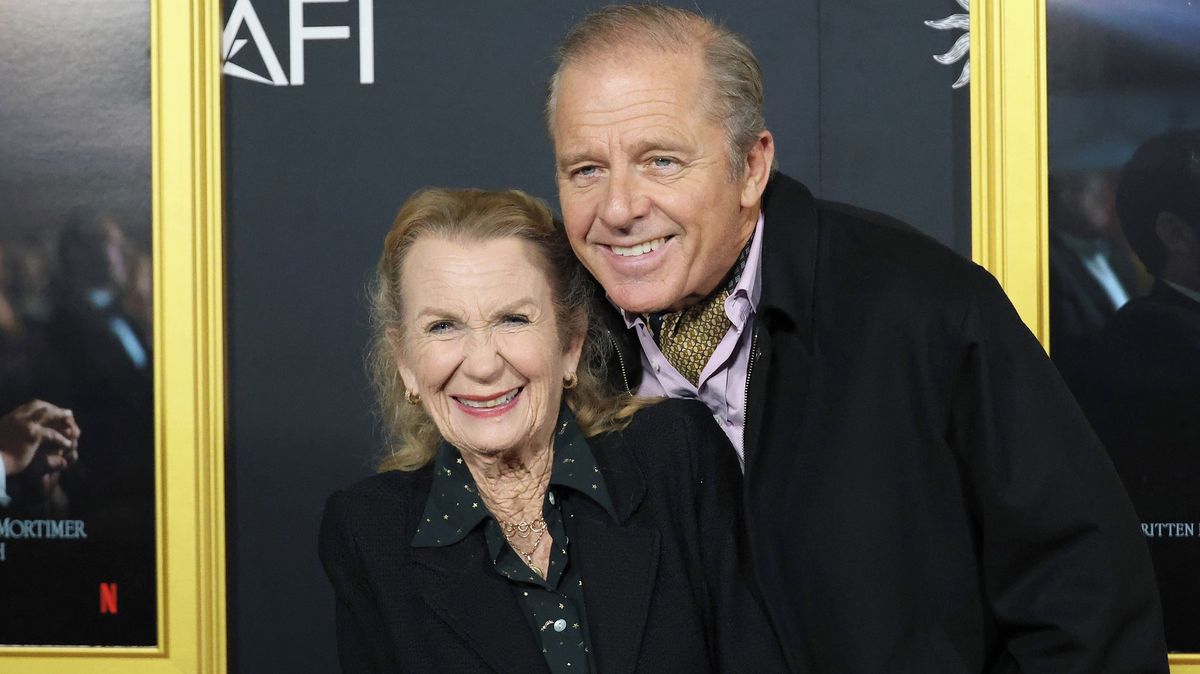 Poznáváte hollywoodský pár? Herci z Pomády bylo 21, když se zamiloval do skoro čtyřicetileté kolegyně. Jsou spolu 45 let