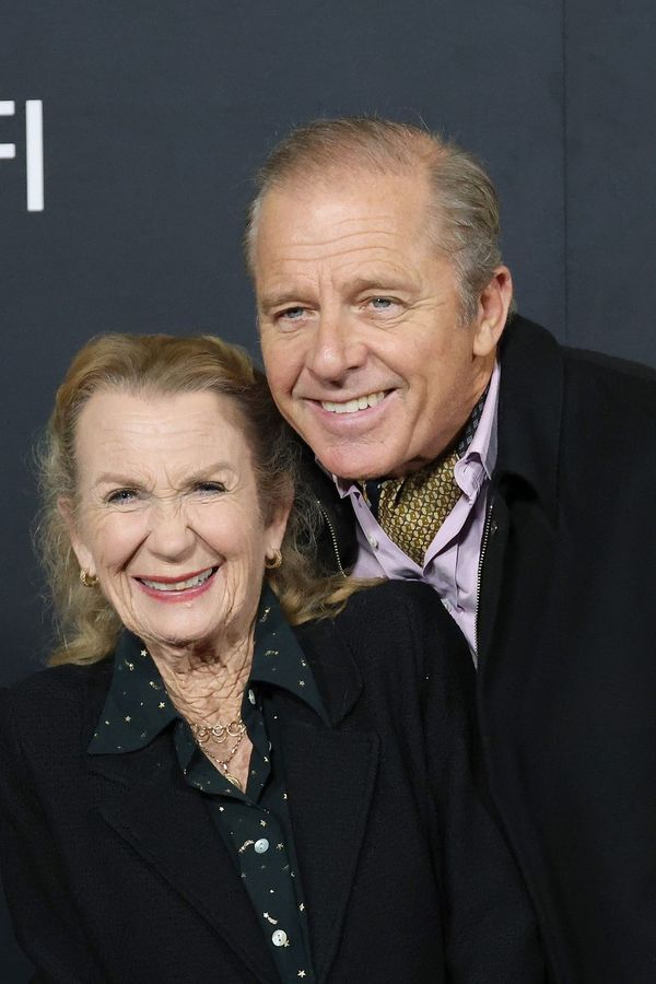 Poznáváte hollywoodský pár? Herci z Pomády bylo 21, když se zamiloval do skoro čtyřicetileté kolegyně. Jsou spolu 45 let - fotka 1/1