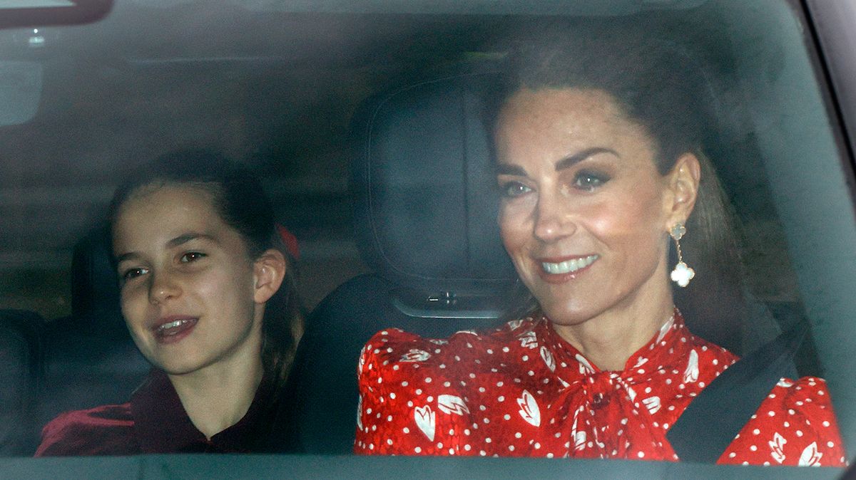 Krásné šaty a široké úsměvy. Královští přijeli na vánoční oběd, Kate a Charlotte se sladily v červené. Nechyběla chůva
