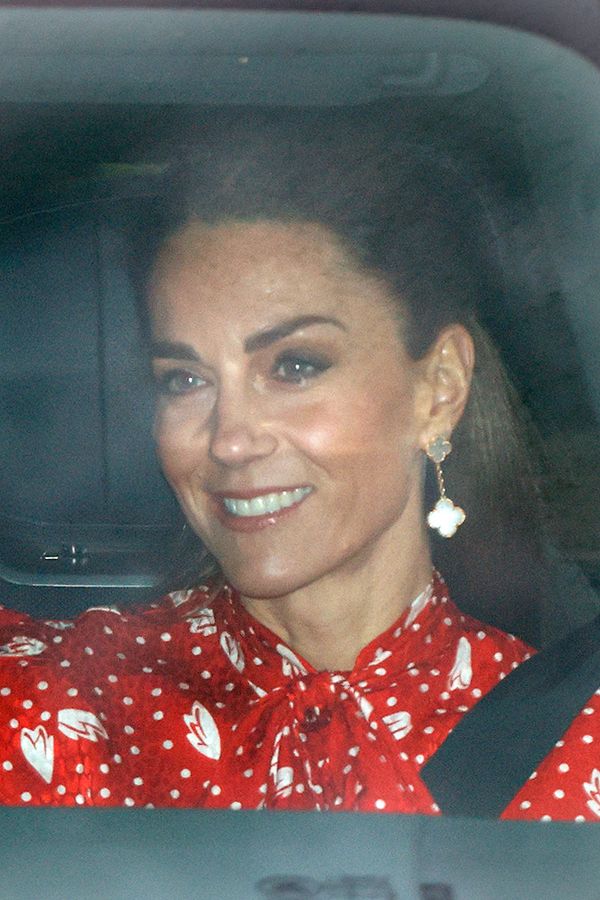 Krásné šaty a široké úsměvy. Královští přijeli na vánoční oběd, Kate a Charlotte se sladily v červené. Nechyběla chůva - fotka 1/1