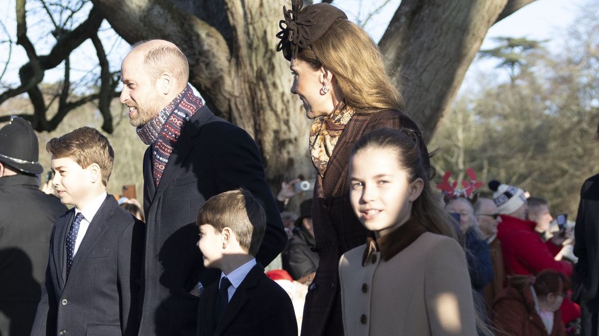 Je tady nová královna srdcí: Na princeznu Kate čekaly davy. Kritikové se jí vysmáli