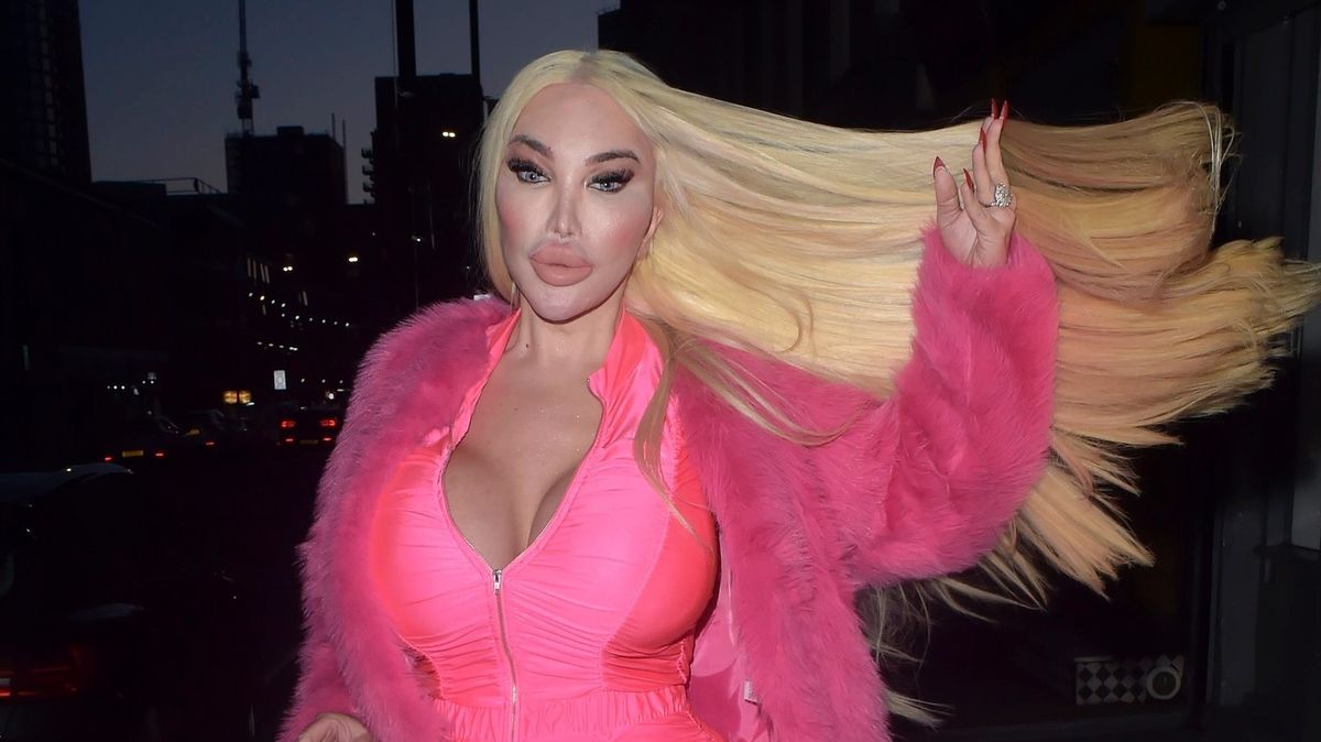 Silikonová Jessica Alves je v Česku: „Carevna“ s plastikovými balóny v kožichu brázdí trhy na Staromáku