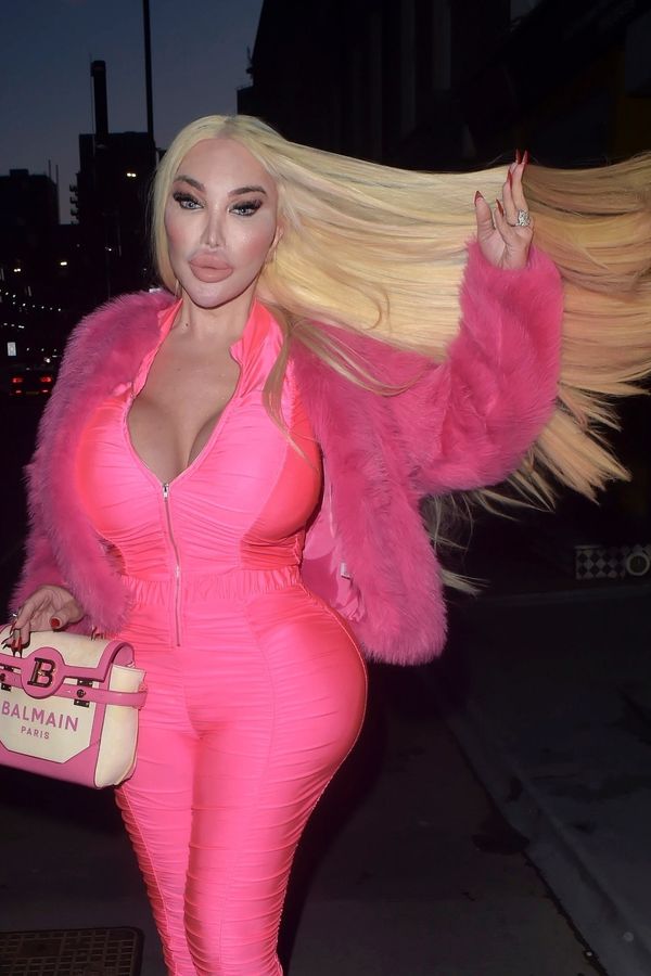 Silikonová Jessica Alves je v Česku: „Carevna“ s plastikovými balóny v kožichu brázdí trhy na Staromáku - fotka 1/1