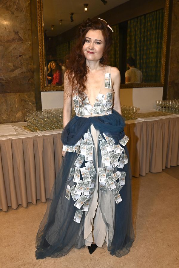 Vánoční outfit podle Evy Toulové: Nahá režisérka si zakryla ňadra jen donuty, paže pak ozdobila obyčejným rohlíkem - fotka 1/1