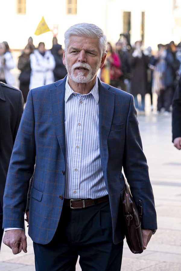 Prezident Pavel vyrazil do kina a setkal se s hvězdami filmu Neporazitelní: Jedna z nich udělala pěkné faux pas  - fotka 1/1